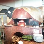 SAKURAGUMI - 重厚な薪窯　黒い嘴の様な部分は Pulcinella(プルチネッラ)の黒いマスク､茶色い山形の部分はMonte Vesuvio(ヴェスヴィオ火山)のデザイン