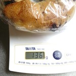 バックシュトゥーベ ツオップ - ベーグルブルーベリー計量。