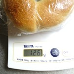 バックシュトゥーベ ツオップ - プレーンベーグル計量。