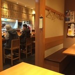 Oyajisushi Ikki - 狭いかと思えば広々として綺麗な店内