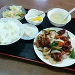 聚興園 - 黒酢酢豚ランチ(680円)。ドリンク付。カラッと揚がった豚肉とタマネギ、ピーマン、ニンジンが黒酢が絡まってアツアツの美味し。ただ肉を揚げすぎて堅い感じもしてアゴの力が必要かも。コスパは文句なしAクラス