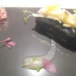 ル・ヴァンキャトル - ブーダン・ノワールのイカ墨エクレアUP