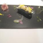 ル・ヴァンキャトル - ブーダン・ノワールのイカ墨エクレア