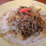 カフェ カンムリバネ - （ランチ）黒ソースの焼きそば風パスタ