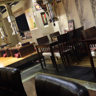 ゆったり寛げる座敷席に、テーブル席ございます！