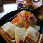 Kohi Koubou Teramachi - ブレンドと一緒に。サラダのゴマドレッシングが美味しい。これで580円はお得♪しかも美味しい♪