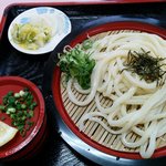 Teuchi No Aji Koizumi - ざるうどん　300円　＋漬物、ネギ