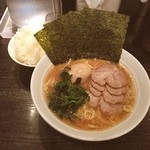 八七三家 - ラーメン(並) 700円 ライス 150円。平日14〜18時は八七三盛りが無料!