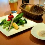 ヤマガタ サンダンデロ - バーニャカウダーソースと野菜(バーニャカウダーはカリフラワーとアンチョビ風味)