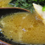 家系総本山 ラーメン 吉村家 - 鶏油が浮かんだ、豚骨醤油