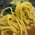 家系総本山 ラーメン 吉村家 - 酒井製麺の中太平打ち麺