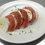 ビストロアンリ - トマトとモツアレラチーズのカプレーゼ（４９０円）