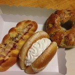 パンタジー - ソーセージパン(正式名失念)、ホイップクリームパン(正式名失念)、さつまリング　各108円