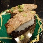 琉球回転寿司 海來 - 沖縄県産黒毛和牛もも肉の炙り（２貫６７０円）。