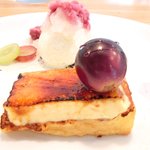 ビストロアム - ランチコース 3888円 の葡萄のローストとグラニテ パンペルジュとクレームブリュレ ヨーグルトのアイスクリーム