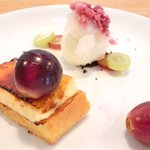 ビストロアム - ランチコース 3888円 の葡萄のローストとグラニテ パンペルジュとクレームブリュレ ヨーグルトのアイスクリーム