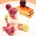 ビストロアム - ランチコース 3888円 の葡萄のローストとグラニテ パンペルジュとクレームブリュレ ヨーグルトのアイスクリーム