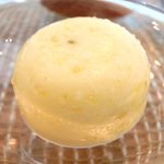 ビストロアム - ランチコース 3888円 のパン、柚子バター