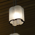 虎屋菓寮 - 照明器具もお店のロゴ