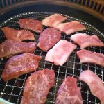 まずは網へ牛肉を！