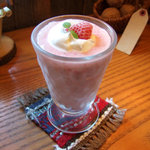 クルミドコーヒー - いちごミルクのスムージー(680円)