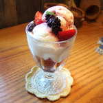 クルミドコーヒー - クルミドパフェいちご(380円)