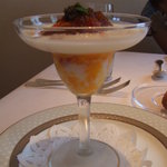 ラトラス - 2010.６月  オマール海老のコンソメジュレ、カリフラワーのブルーテ函館産ウニとキャヴィア添え