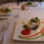 ラトラス - 2010.６月　さごしとズワイガニのムースのパートブリック包み焼き　赤ピーマンのクーリ