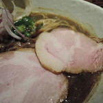 豚ロースチャーシューは、しっとり上品な歯応えで、ボリューム感じる内容。