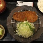 かつ徳 - ロースカツ定食、1380円です。