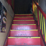 キブン、デ、、サチオ - 二階へのアプローチ