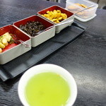 串鶴 - 試食の漬物と梅抹茶