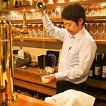 ラコンチャ - スペイン バスク地方の地酒「チャコリ」は高い位置からグラスに注ぐ（写真：店長 高村さん）