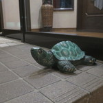 ラ・トルテュ - 入口の亀