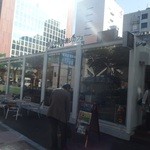 天神明治通りカフェ - 明治通りの目立つところにあります