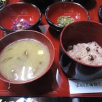 Hagurosan Saikan - 徳川家康公没後四百年祭特別御膳の赤飯と粕汁