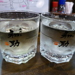 Umaimon Sakaba Manten - 日本酒は大きなグラスでたっぷり提供♪