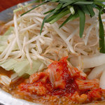 Shinsekaimotsunabeya - 旨辛テッチャン鍋！秘伝の赤ダレを使用した辛口スープでテッチャン本来の旨みをご賞味下さい。