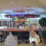SORA ＣＡＦＥ - 広い供用のテラス席やこの店のカウンター席もあります。