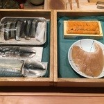 寿しの吉乃 - はじめに店主が本日のネタを見せてくれます
      おお！フカヒレがあるじゃないですか！こはだも青物も美味しそうです！