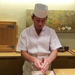 寿しの吉乃 - 店内に入ると店主の店主の吉田氏が真剣な眼差しで料理を仕上ています