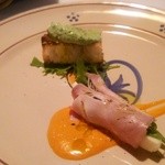 アンティキサポーリ - プーリア産モッツァレラを巻いたミルク豚のインヴォルティーニ(手前)