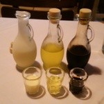 アンティキサポーリ - 食後酒3種類。右からアマーロ、リモンチェッロ、クリームチェッロ。何れもアルコール度数30％前後の強い酒です。