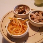 アンティキサポーリ - チョコレートサラミ、ピールオレンジ、プーリア州のアーモンド菓子。