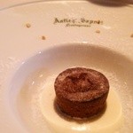 アンティキサポーリ - 温かいチョコレートのトルタ。ナイフを入れると、温かいチョコレートがトロ～リ(*´∀｀)♪