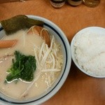 麺友 一誠 - ライスor麺大盛りorもやしが無料サービスでつきます。で、ライスを選択。（参考までに、もやしはデフォで入ってます。）