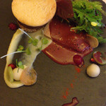 前菜 豚肉のレバーソースと牛肉 洋梨とザクロ添え
          お皿が素敵