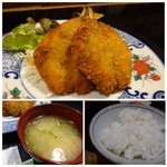 小料理多恵 - ＊アジフライは大き目でボリュームがあります。
ソースをかけていただくと美味しい。
＊お味噌汁には「お豆腐」「ワカメ」が入り、家庭的な味わい。ご飯も普通に美味しいかしら。