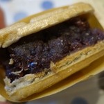 出町ふたば - （2015/9月）葵最中を横から見たところ