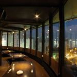 夜景ダイニング maruhan - 居酒屋だから旨いのは当たり前。当店ではシチュエーションにもこだわれます。こんな夜景の見える席で、水槽からあげたばかりの鮮魚を堪能できるのは当店だけ。